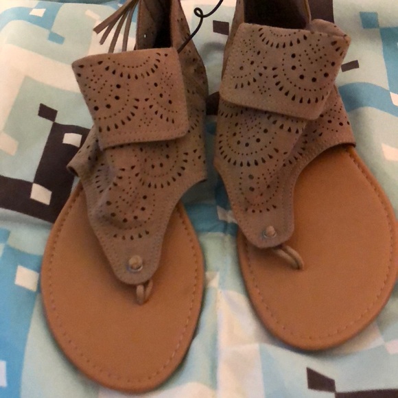 Shoes. - Picture 2 of 3